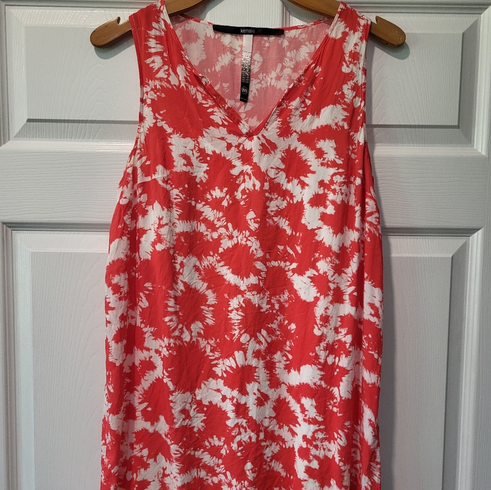 KENSIE SLEEVELESS DRESS IN RED TYE-DYE PRINT, MEDIUM
